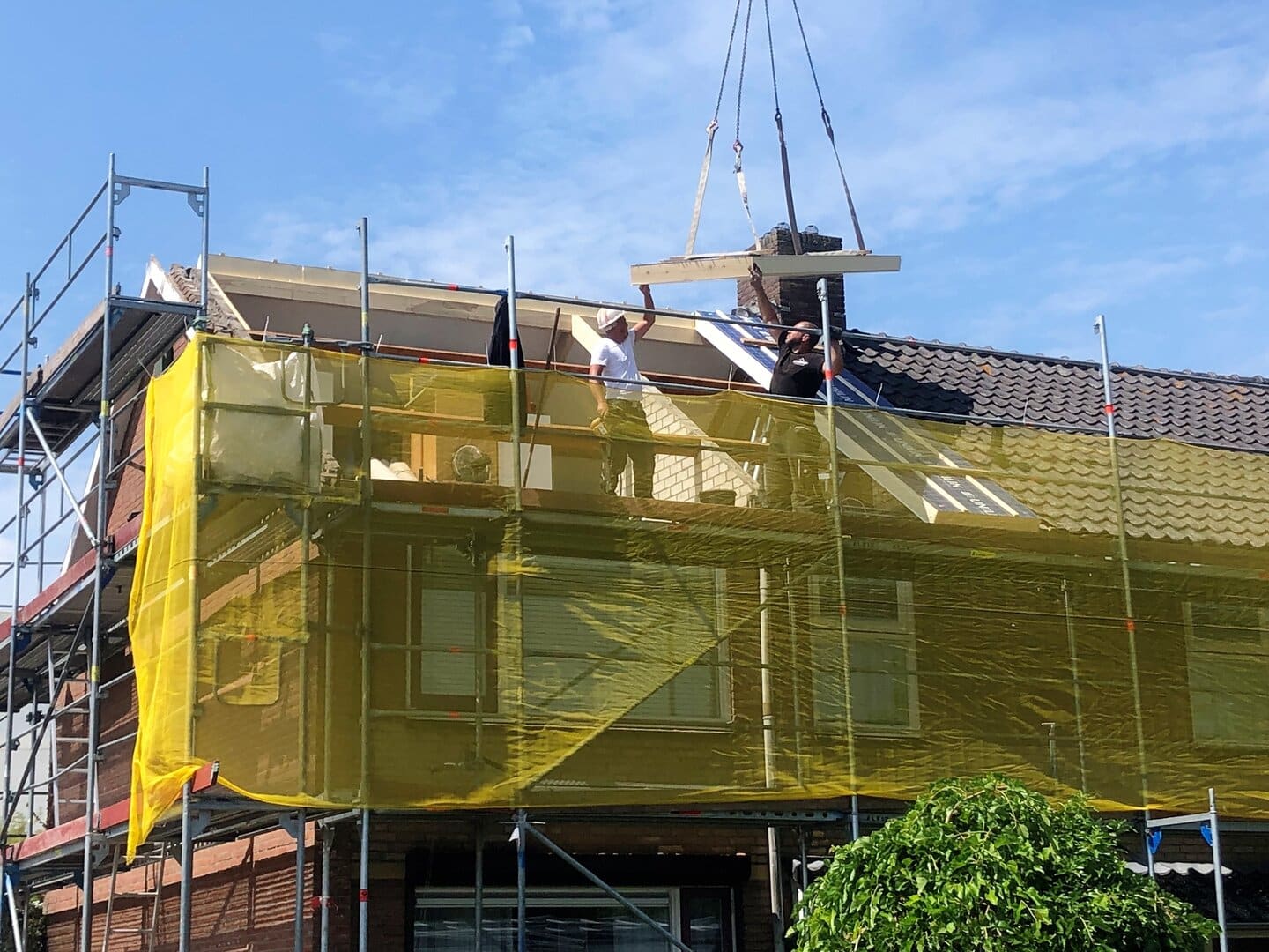 dakisolatie2 Uitvoerende werkzaamheden bij een rijtjeshuis voor het aanbrengen van dakisolatie